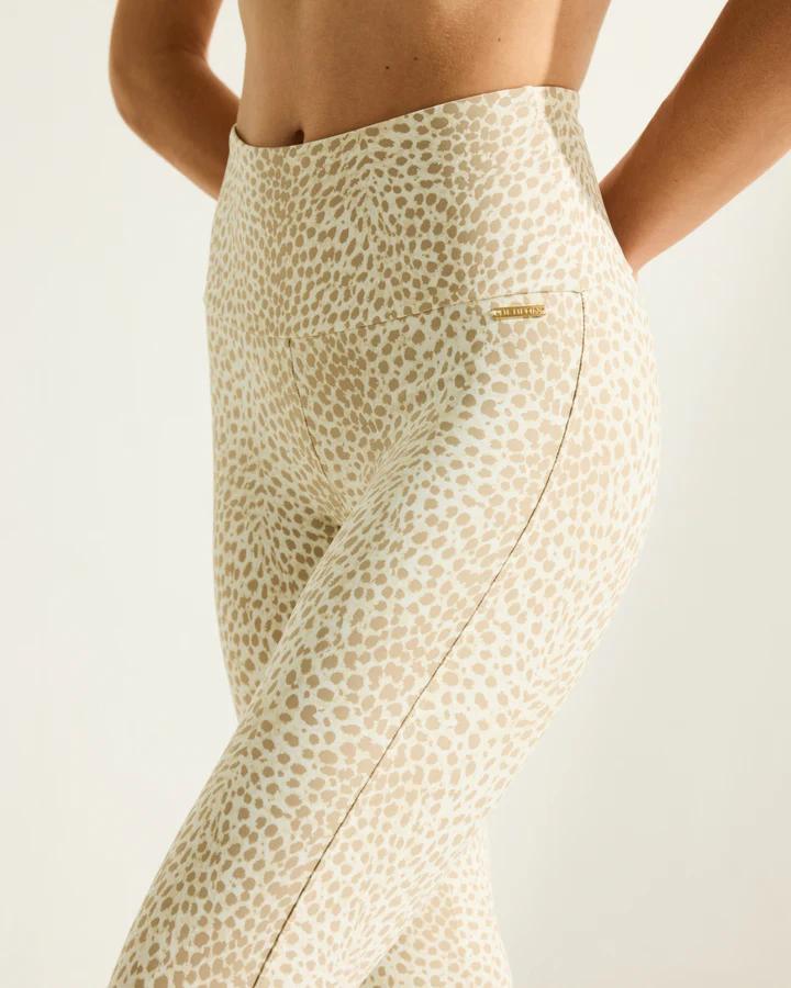 Deblon_Celine_Flared_Leggings_Cheetah_Latte_Hilnetta_s_2