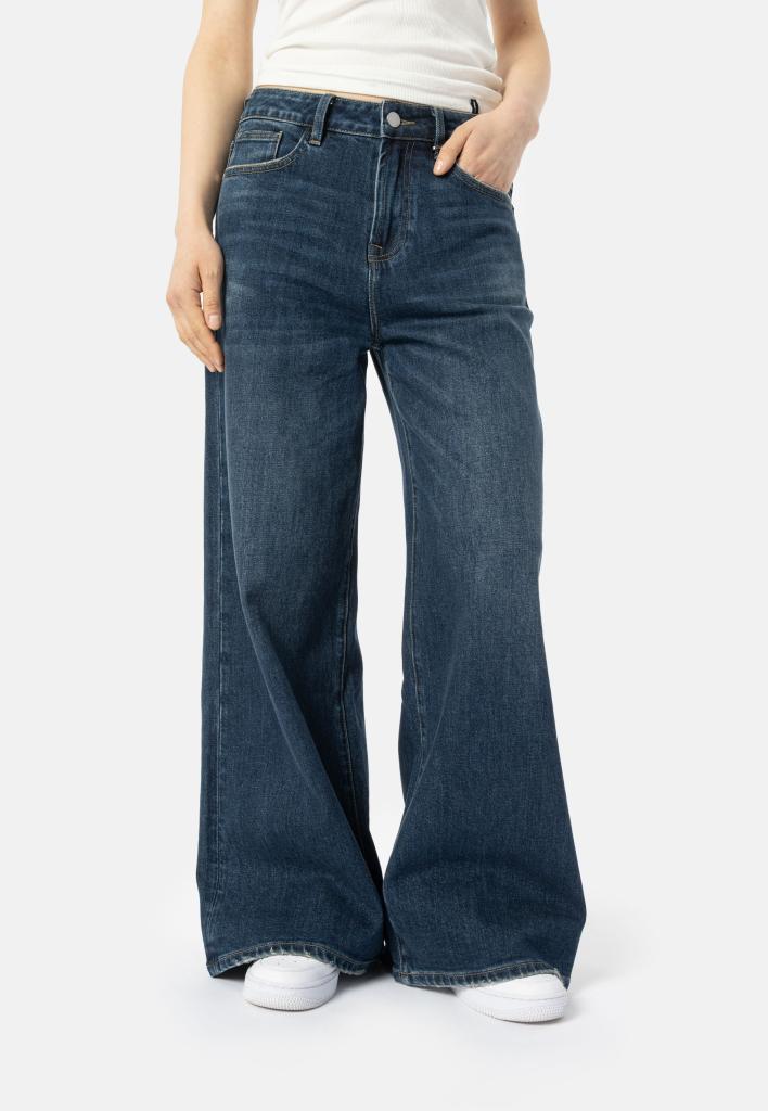 Elias_Rumelis_Kalea_jeans_Braves_Blue_Hilnetta_s