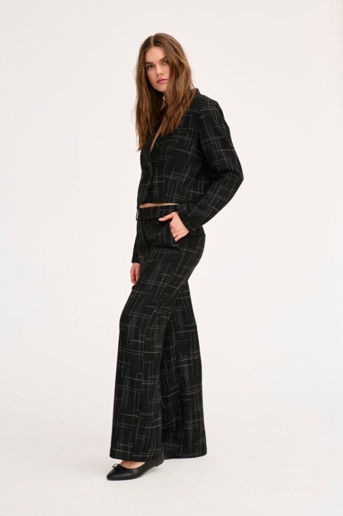 My_Essential_Wardrobe_Freja_pant_black_More_of_Me_4
