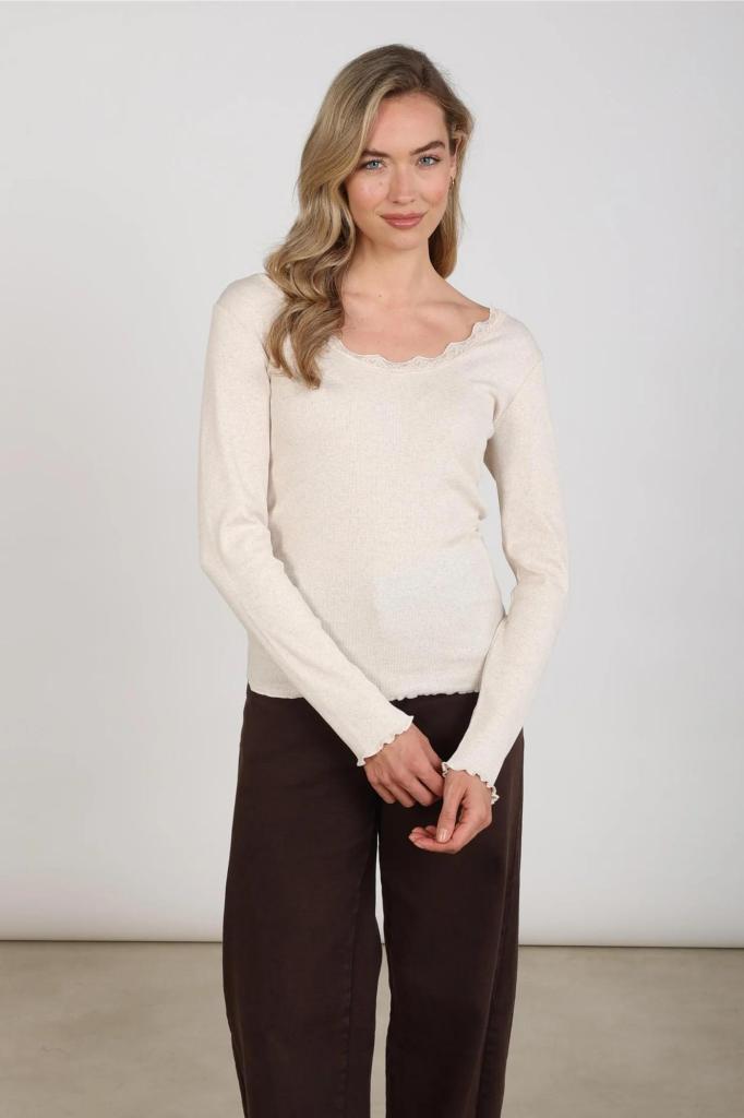 Nukus_Mika_Top_Lace_sand_Hilnetta_s