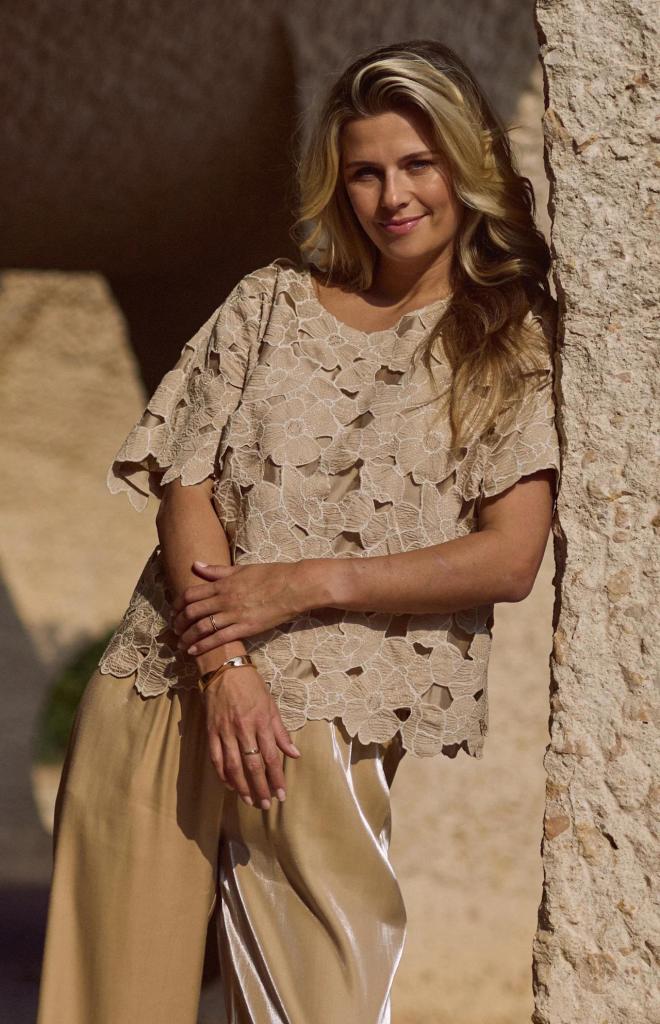 Nukus_Octavia_Top_Flower_sand_gold_Hilnetta_s