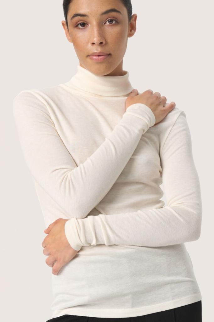 Soaked_in_luxury_Fauna_Rollneck_Whisper_White_Hilnetta_s_1