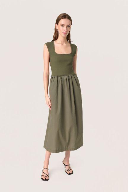 Soaked_in_luxury_Simone_phoebe_dress_grape_leaf_Hilnetta_s_2