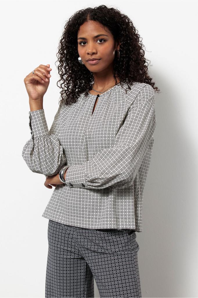 Studio_Anneloes_Charleze_circle_blouse_kit_black_Hilnetta_s