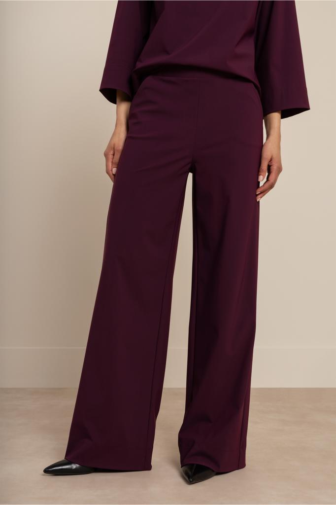 Studio_Anneloes_Essentials_Lexie_bonded_trousers_blackberry_Hilnetta_s