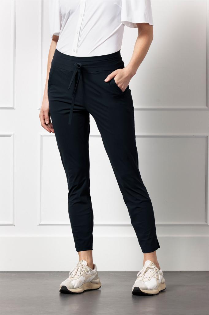 Studio_Anneloes_Essentials_Startup_summer_trousers_dark_blue_Hilnetta_s_2