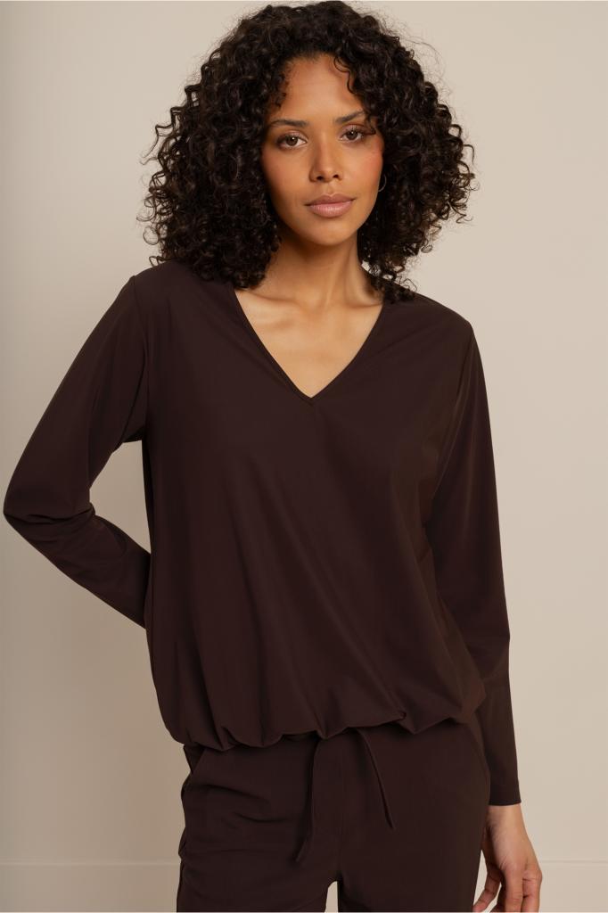 Studio_Anneloes_Essentials_Vicky_LS_shirt_espresso_Hilnetta_s