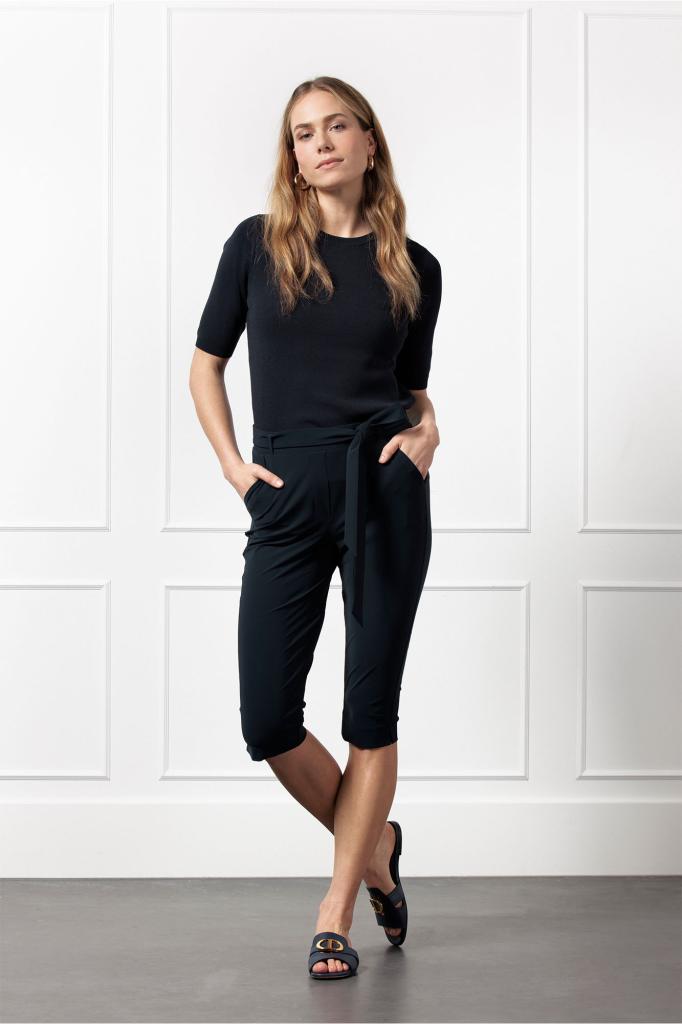Studio_Anneloes_Hanna_capri_trousers_dark_blue_Hilnetta_s_5