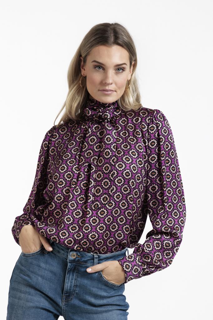 Studio_Anneloes_Isa_satijn_SA_multi_blouse_magenta_black_More_of_Me_5