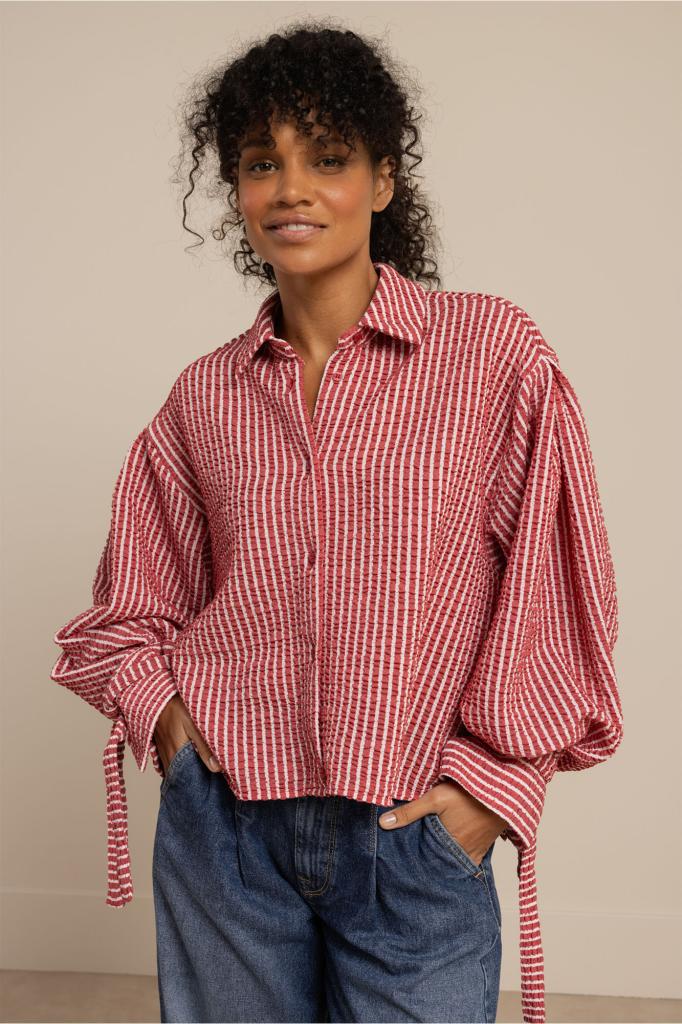 Studio_Anneloes_Ivara_seersucker_blouse_Ruby_red_ecru_Hilnetta_s_2