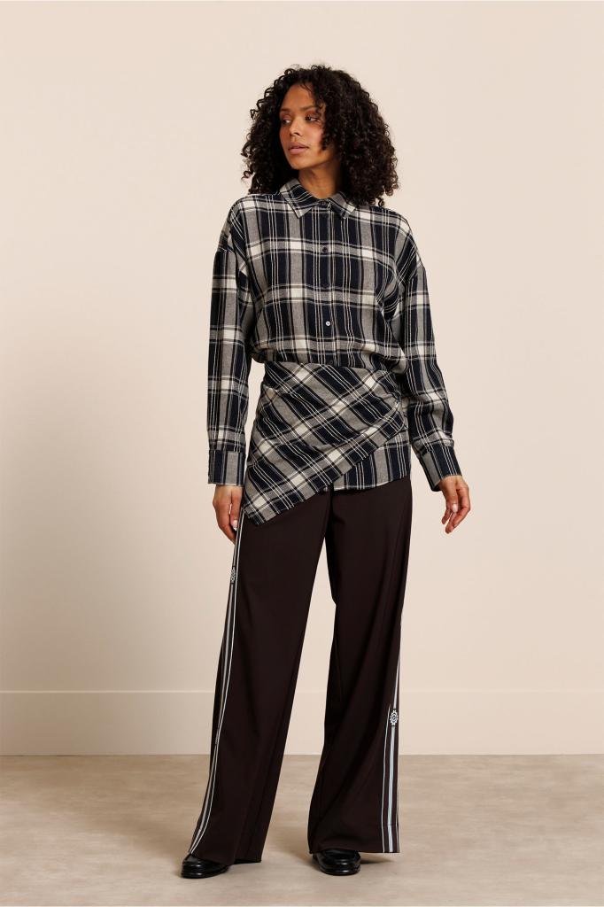 Studio_Anneloes_Leira_check_scarf_blouse_Hilnetta_s_3