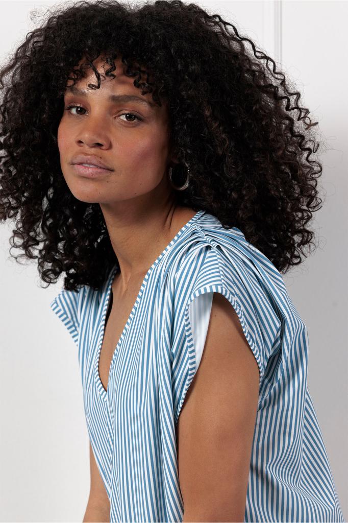 Studio_Anneloes_Leonie_small_stripe_top_offwhite_midblue_Hilnetta_s_1