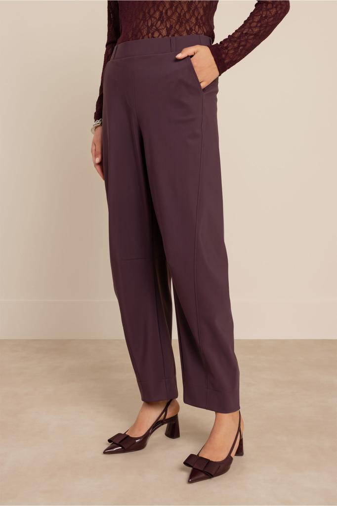 Studio_Anneloes_Marlis_bonded_barrel_trousers_Hilnetta_s