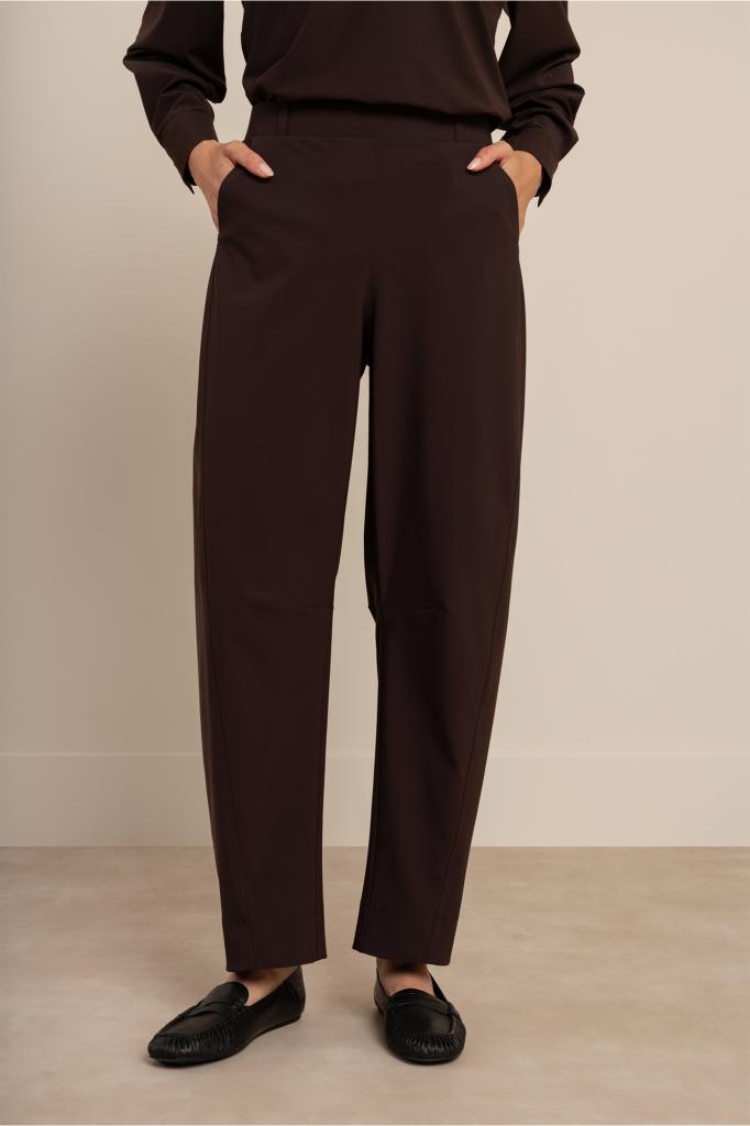 Studio_Anneloes_Marlise_barrel_trousers_espresso_Hilnetta_s