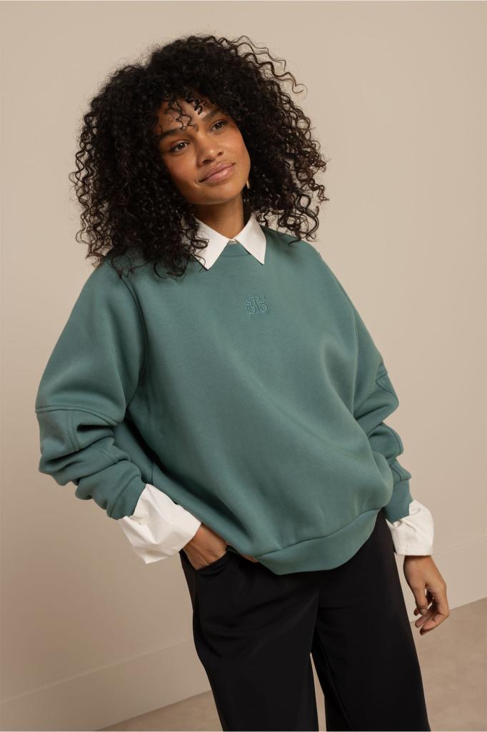 Studio_Anneloes_Pleuni_studio_sweater_dark_sage_green_Hilnetta_s