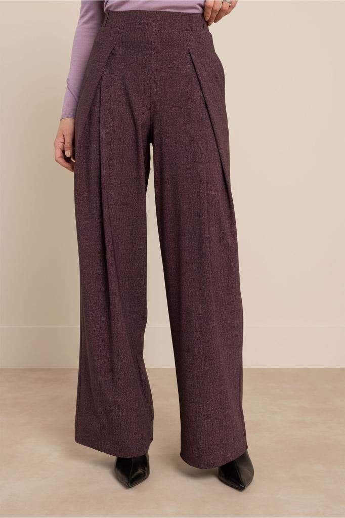 Studio_Anneloes_Sari_herringbone_trousers_aubergine_Hilnetta_s