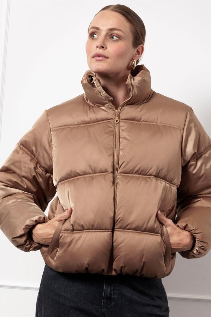 Studio_Anneloes_Tess_short_puffer_caramel_Hilnetta_s_3