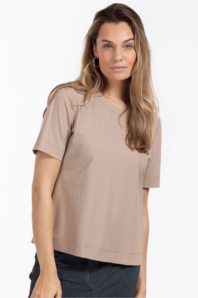 Studio_Anneloes_Travel_Tee_latte_Hilnetta_s_3