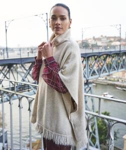 Esqualo_Poncho_col_biscuit_Hilnetta_s