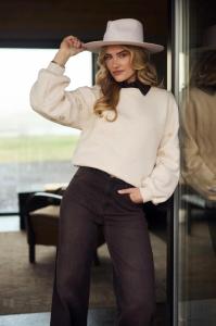 Nukus_Amadora_Sweater_Flowerstuds_sand_Hilnetta_s