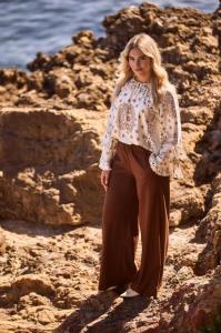 Nukus_Asra_Blouse_Paisley_offwhite_toffee_Hilnetta_s