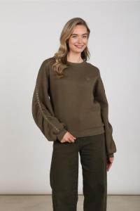 Nukus_Olivia_Pullover_Studs_Hilnetta_s