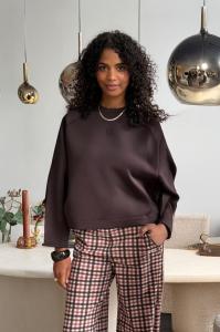 Studio_Anneloes_Djoeke_scuba_sweater_espresso_Hilnetta_s_2