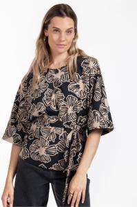Studio_Anneloes_Iren_flower_top_black_latte_Hilnetta_s_4