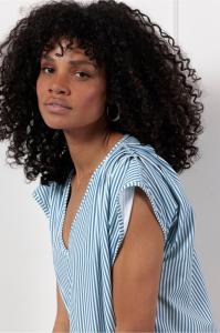 Studio_Anneloes_Leonie_small_stripe_top_offwhite_midblue_Hilnetta_s_1
