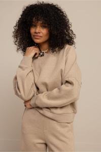 Studio_Anneloes_Pleuni_melee_studio_sweater_latte_Hilnetta_s_2