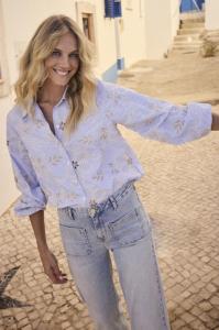 Tramontana_Flower_embroidery_blouse_breezy_blue_Hilnetta_s